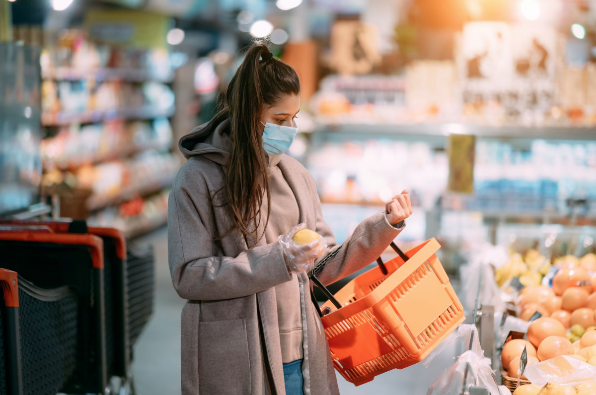 Seorang wanita sedang berbelanja di tengah pandemi